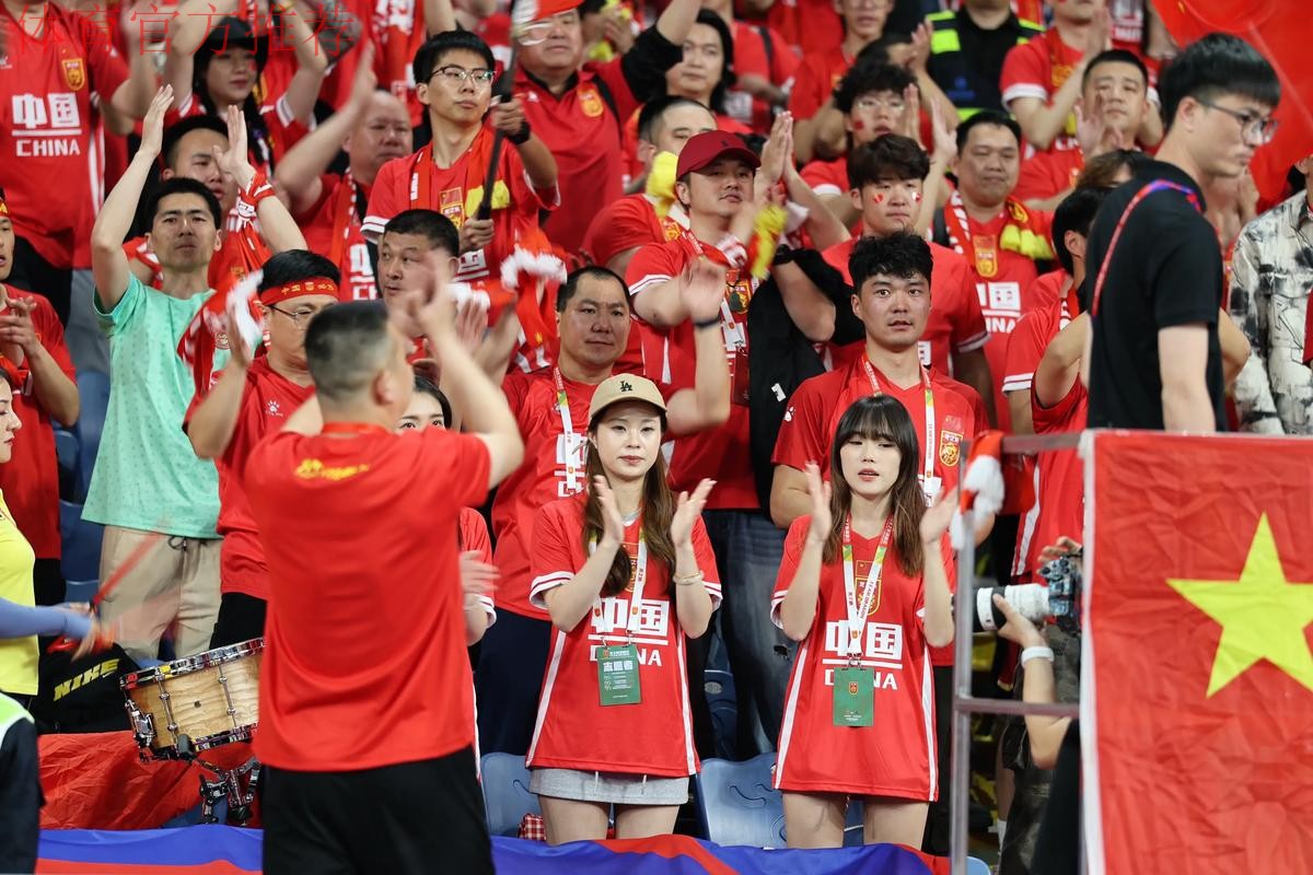 中国足球协会祝广大球迷朋友们新春快乐，龙年大吉！